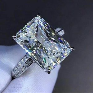 Cocktail/statement/engagement ring